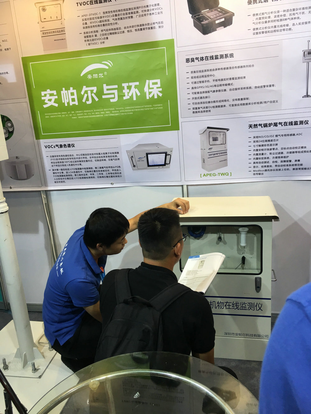 工程師為客戶做產品講解，客戶非常感興趣，觸摸安帕爾的產品