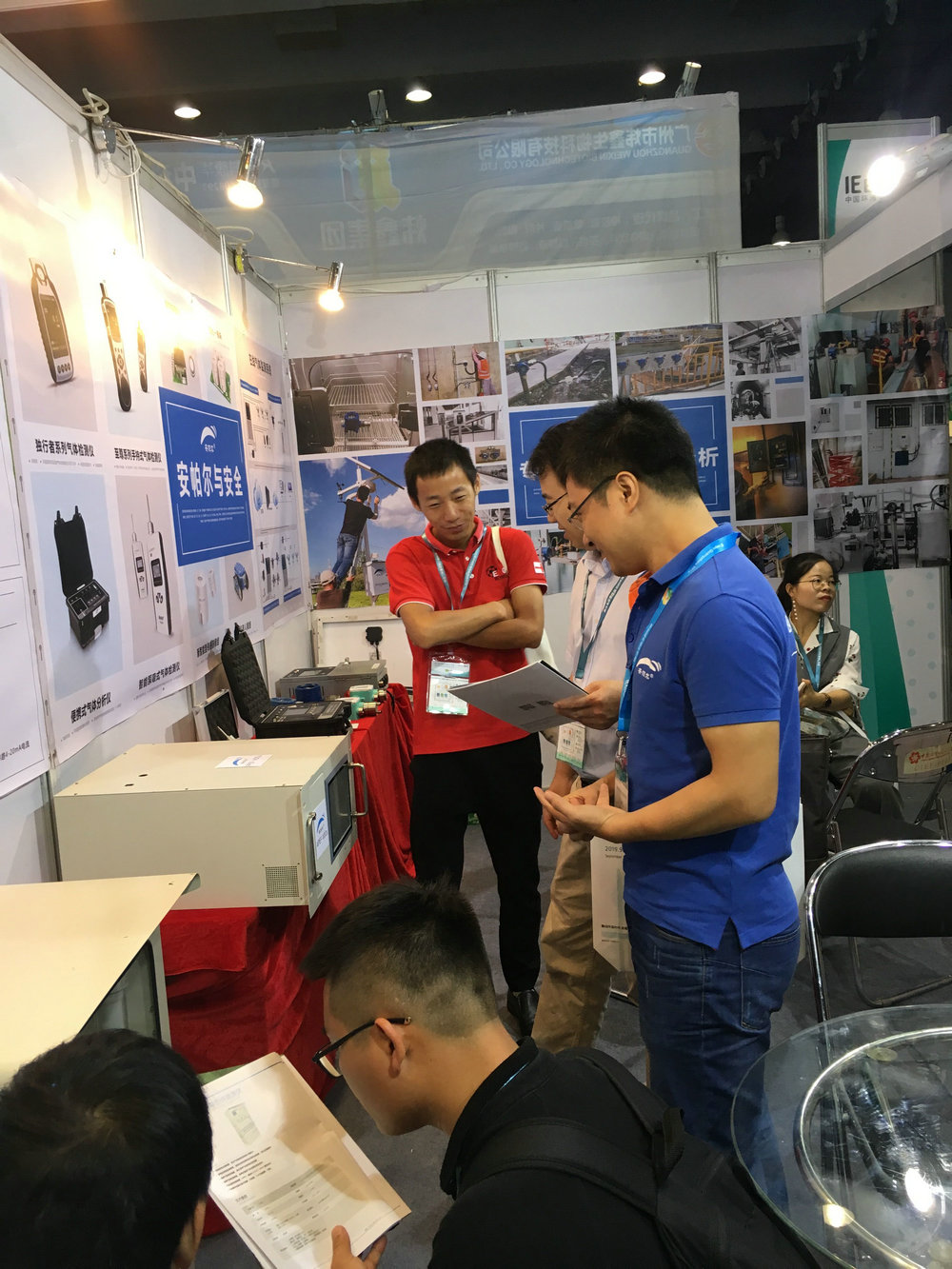 工程師為客戶做產品講解，客戶露出了滿意的微笑